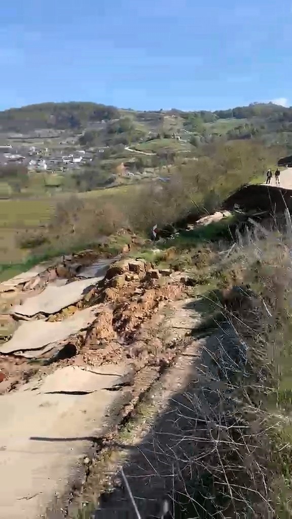Bursa’da meydana gelen heyelan yolu parçalara ayırdı
