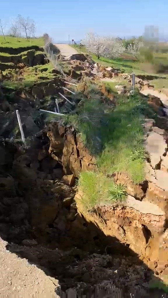 Bursa’da meydana gelen heyelan yolu parçalara ayırdı
