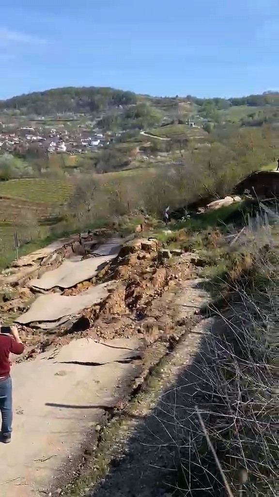 Bursa’da meydana gelen heyelan yolu parçalara ayırdı
