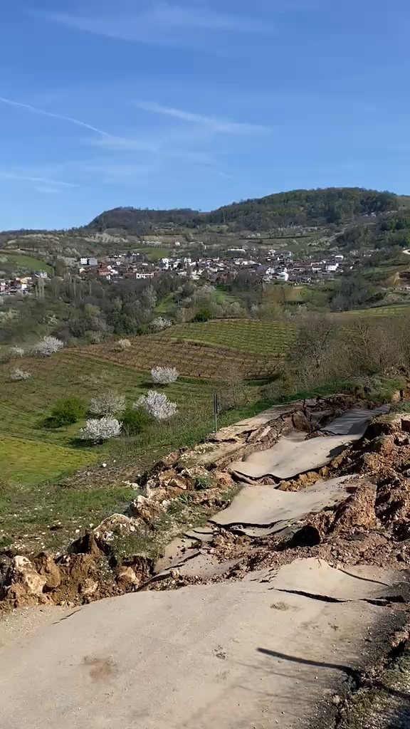 Bursa’da meydana gelen heyelan yolu parçalara ayırdı
