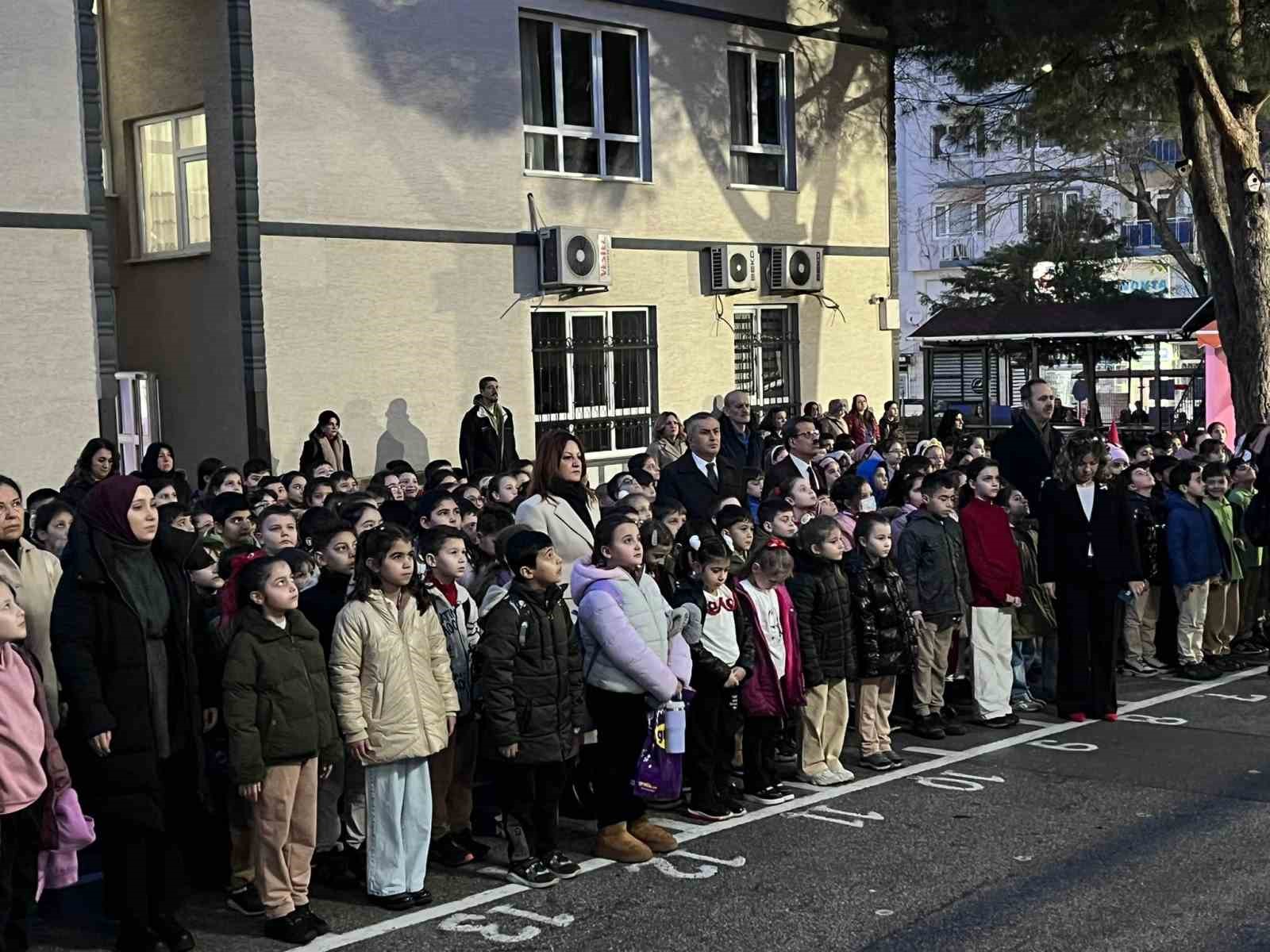 Bursa’da minik öğrenciler, depremde hayatını kaybedenleri unutmadı
