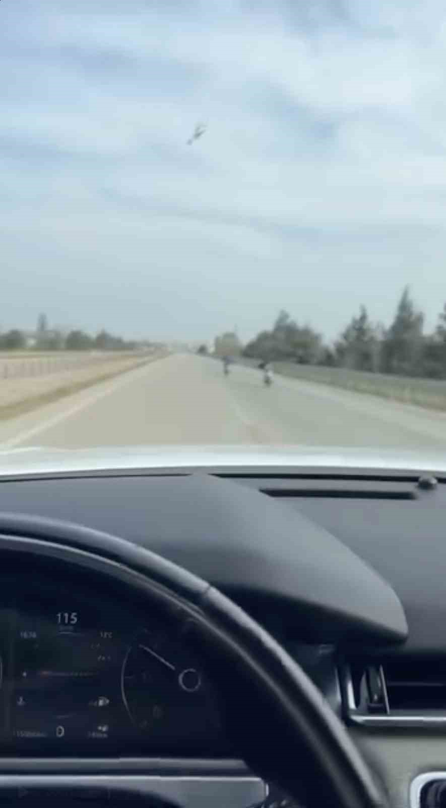 Bursa’da motor üstünde yatarak tehlikeli yolculuk
