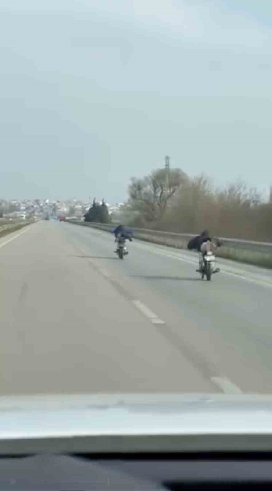 Bursa’da motor üstünde yatarak tehlikeli yolculuk
