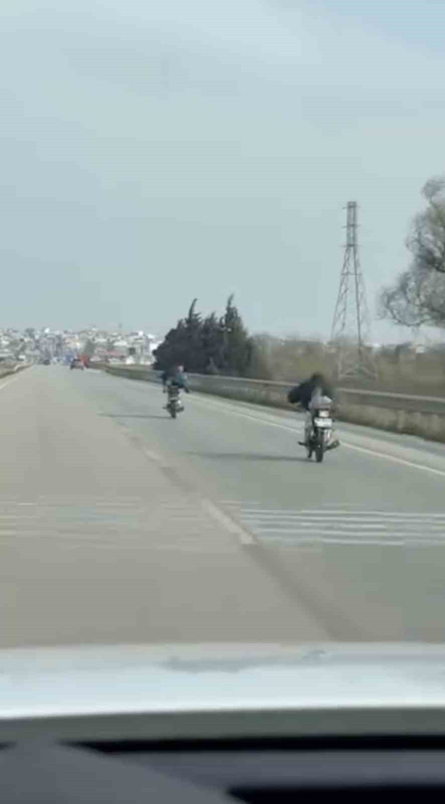 Bursa’da motor üstünde yatarak tehlikeli yolculuk
