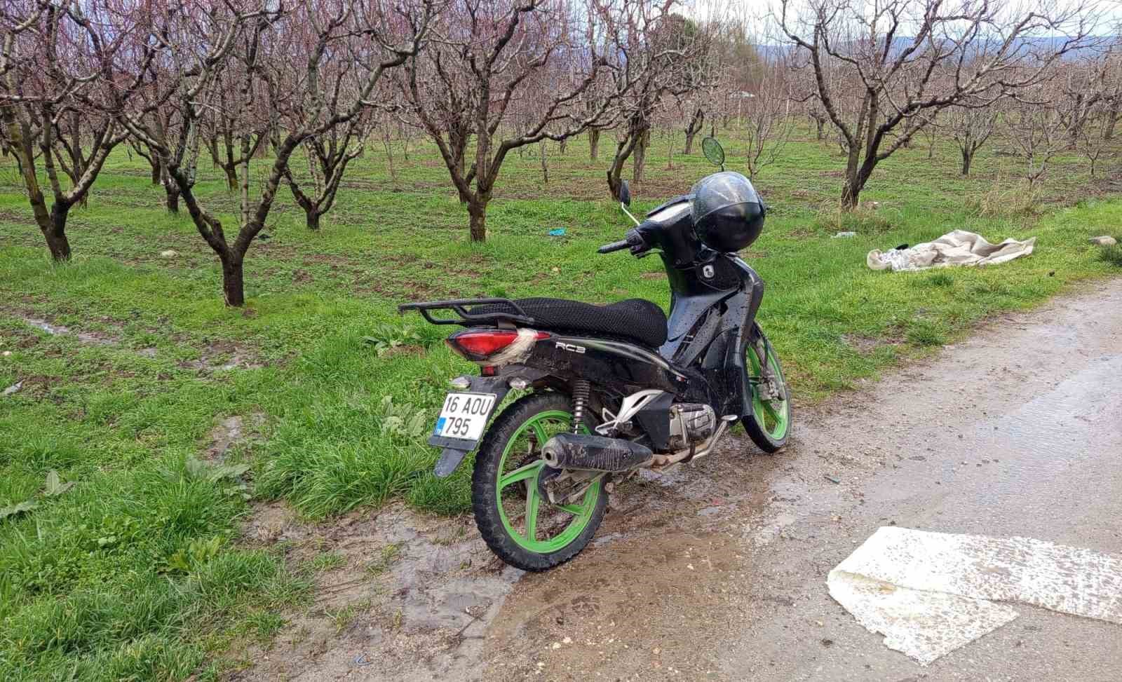 Bursa’da motosiklet çukura düşerek devrildi: 1’i ağır 2 yaralı
