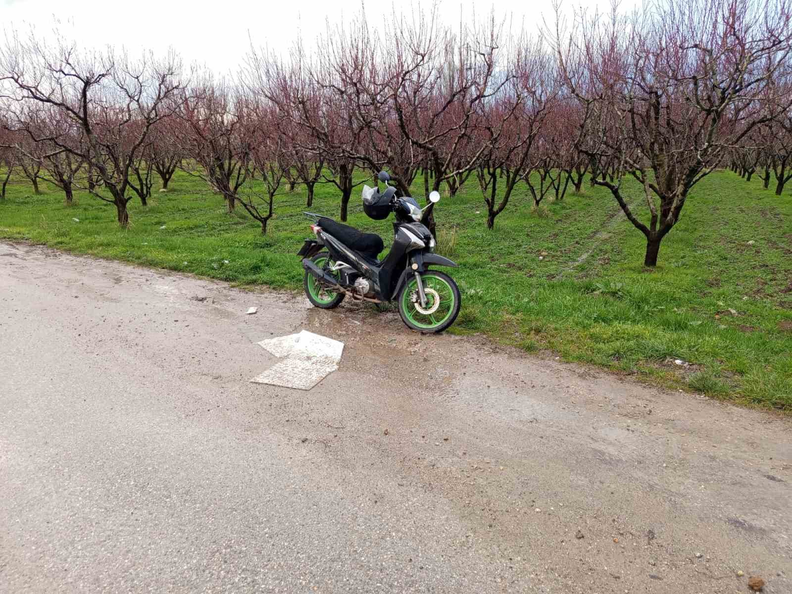 Bursa’da motosiklet çukura düşerek devrildi: 1’i ağır 2 yaralı
