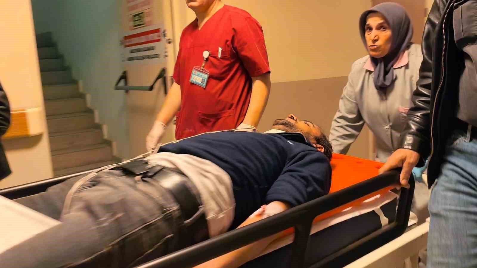 Bursa’da motosiklet çukura düşerek devrildi: 1’i ağır 2 yaralı
