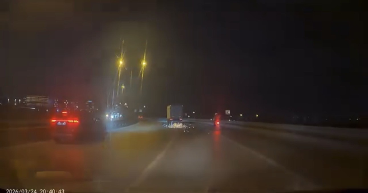 Bursa’da motosiklet kazası kamerada : Sürücü yola böyle savruldu
