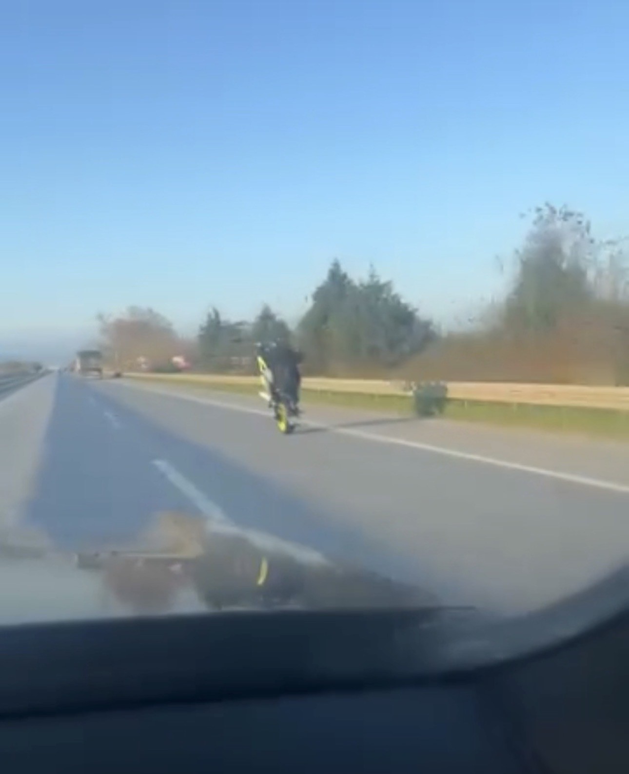 Bursa’da motosiklet sürücülerinin tehlikeli yolculuğu kamerada
