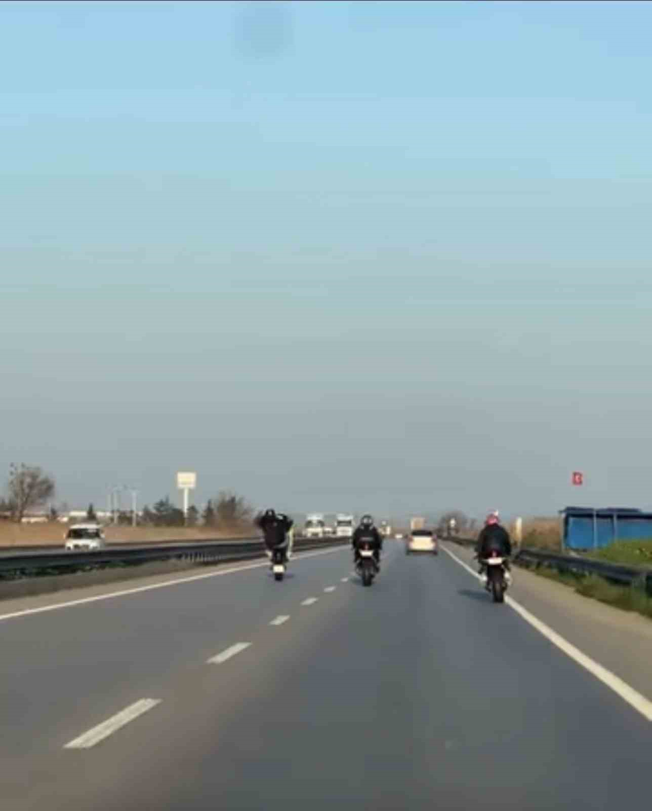 Bursa’da motosiklet sürücülerinin tehlikeli yolculuğu kamerada
