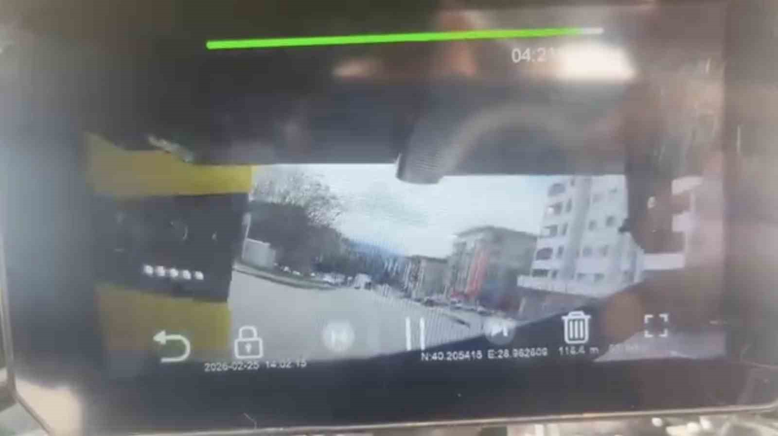 Bursa’da motosiklet sürücüsünün dikkati kazayı önledi
