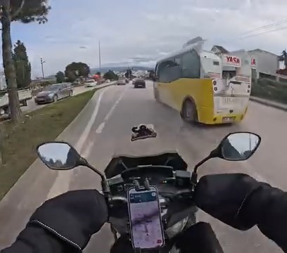 Bursa’da motosiklet sürücüsünün dikkati kazayı önledi
