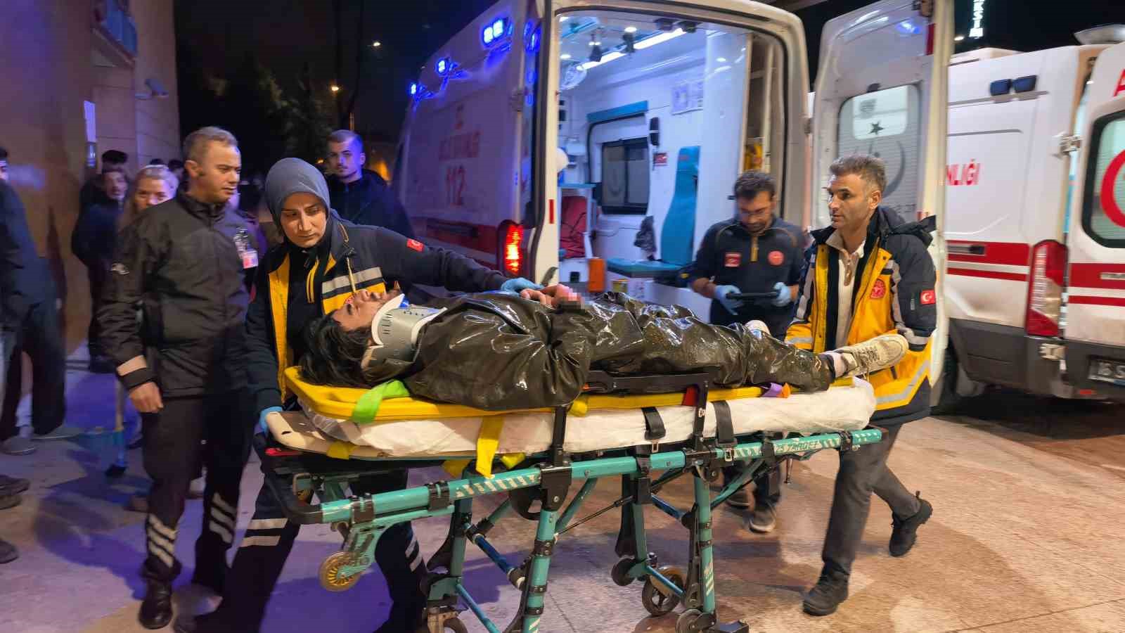 Bursa’da motosiklet yayalara çarptı: 1’i ağır 2 yaralı
