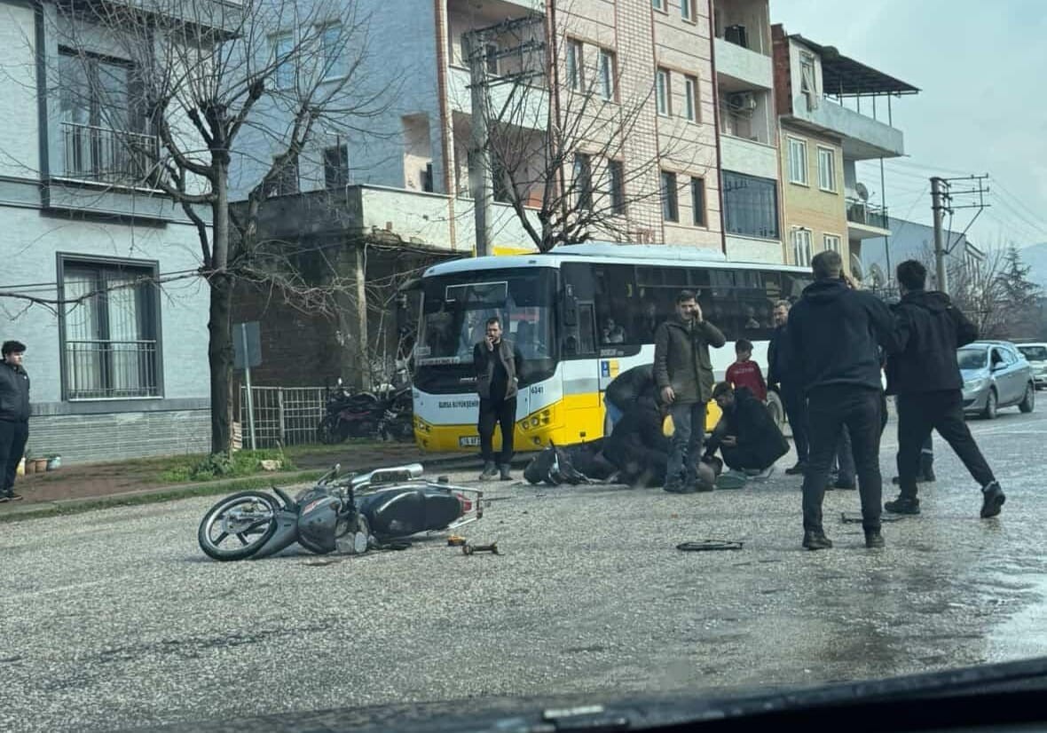 Bursa’da motosikletler kafa kafaya çarpıştı 1’i ağır 2 yaralı
