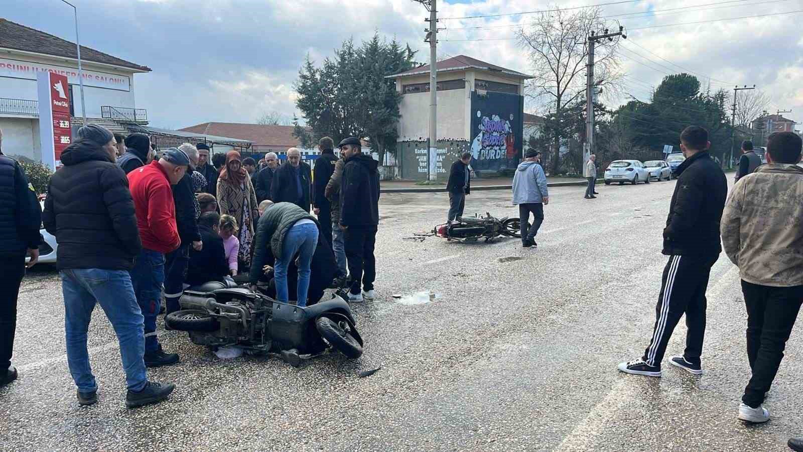Bursa’da motosikletler kafa kafaya çarpıştı 1’i ağır 2 yaralı
