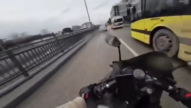 Bursa’da motosikletlinin ölümden döndüğü anlar
