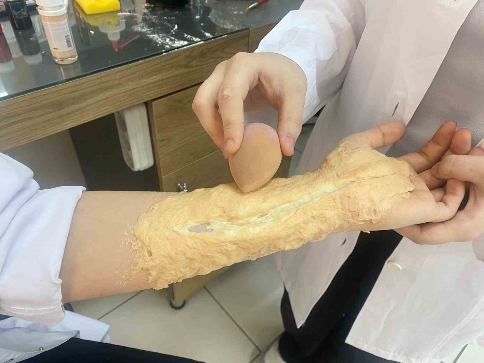 Bursa’da öğrencilerden gerçeği aratmayan özel efekt makyajları
