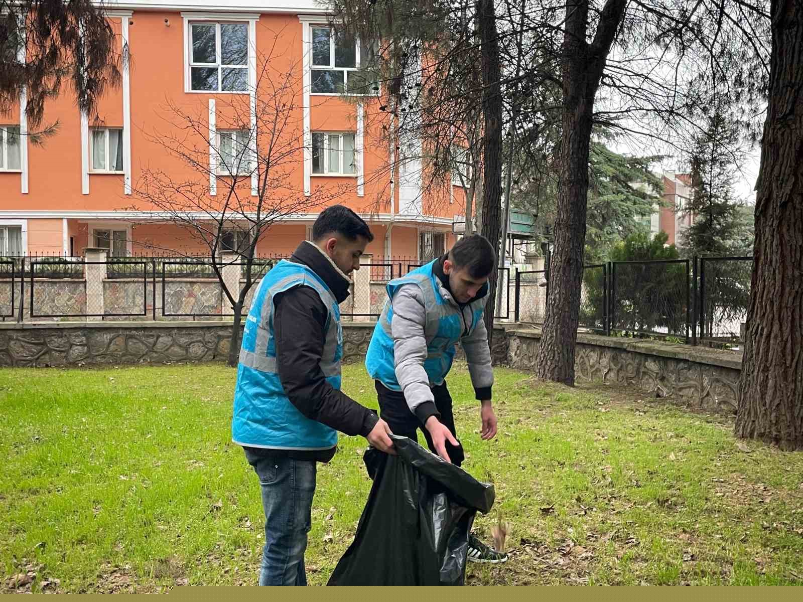 Bursa’da öğrencilerden şehit kabirlerine bayram temizliği
