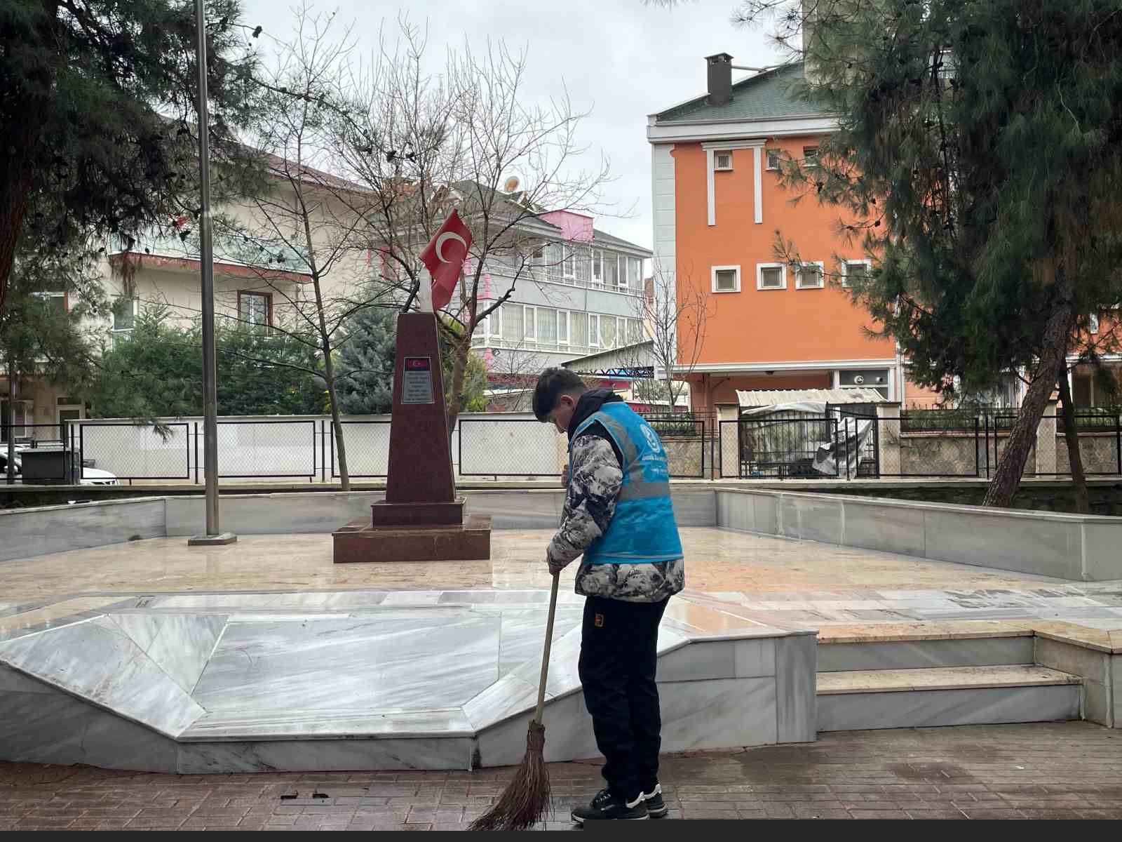 Bursa’da öğrencilerden şehit kabirlerine bayram temizliği
