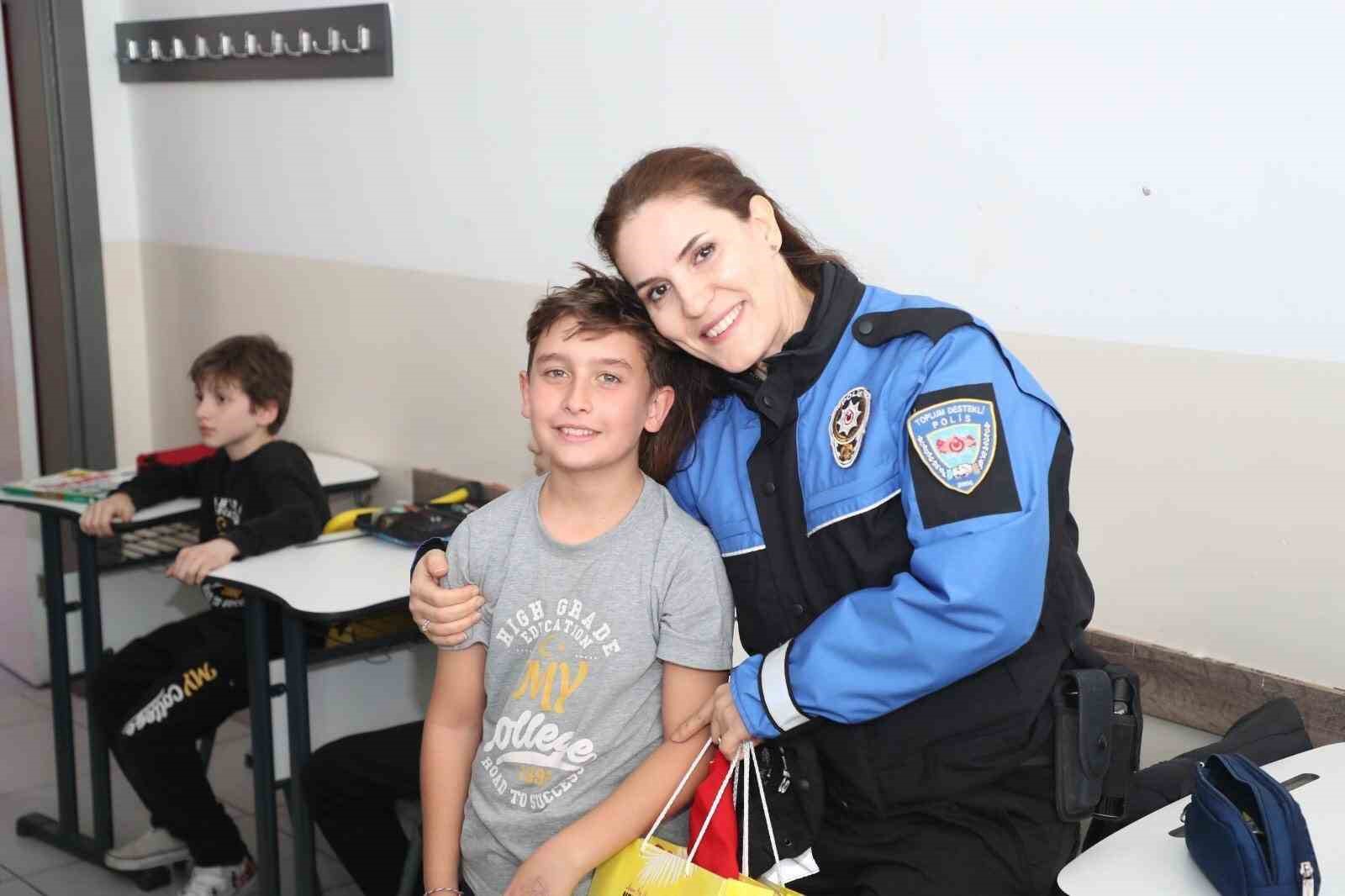 Bursa’da öğrencilere polislik tanıtımı ve güvenlik bilgilendirmesi
