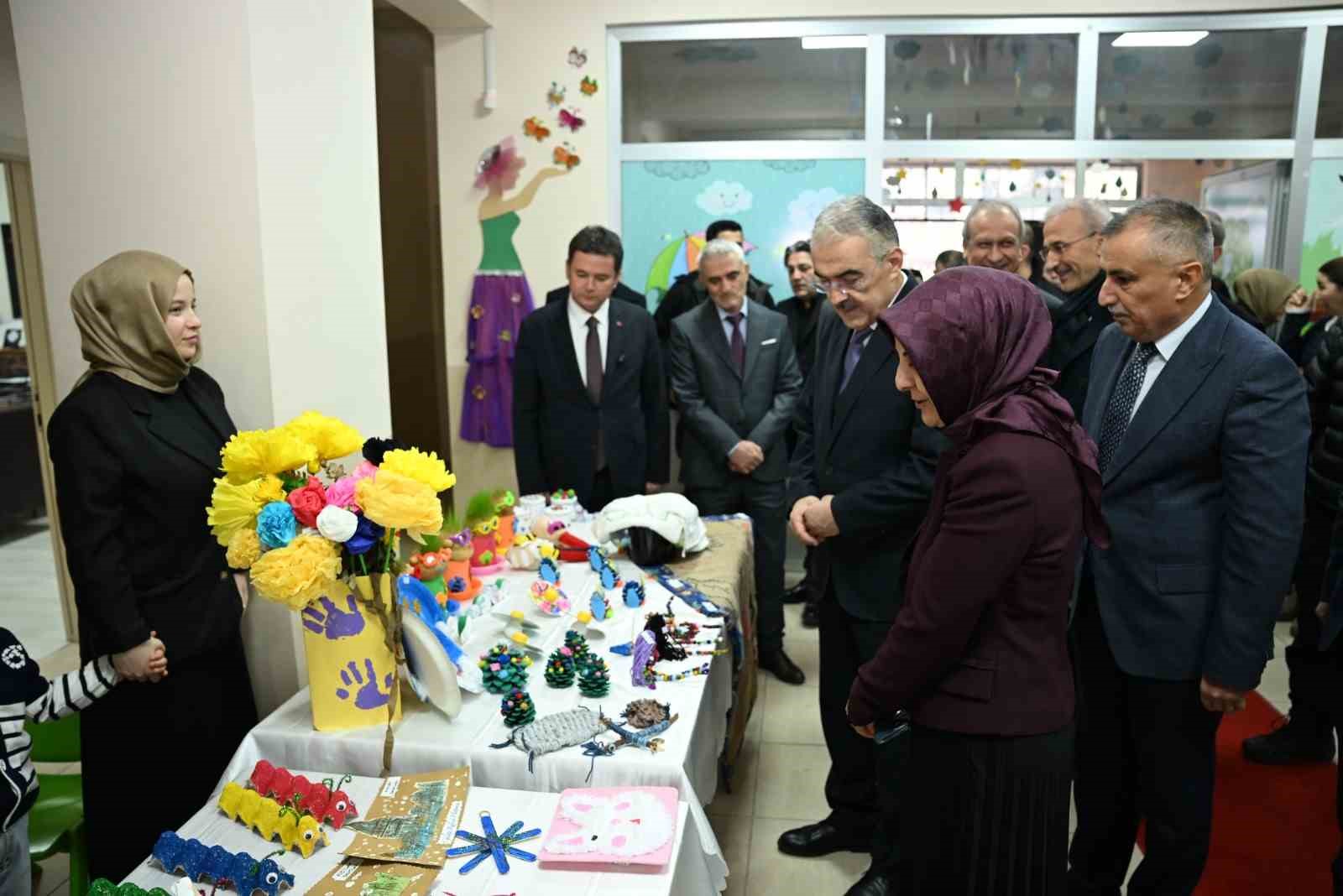 Bursa’da öğrencilerin karne heyecanı
