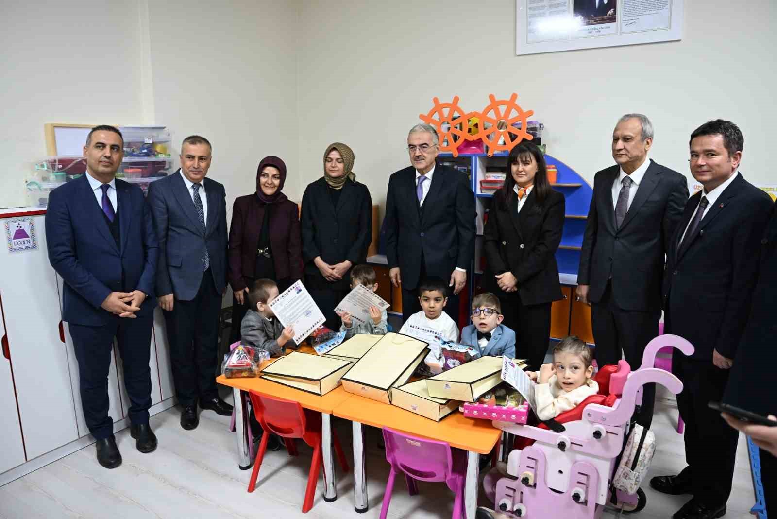 Bursa’da öğrencilerin karne heyecanı
