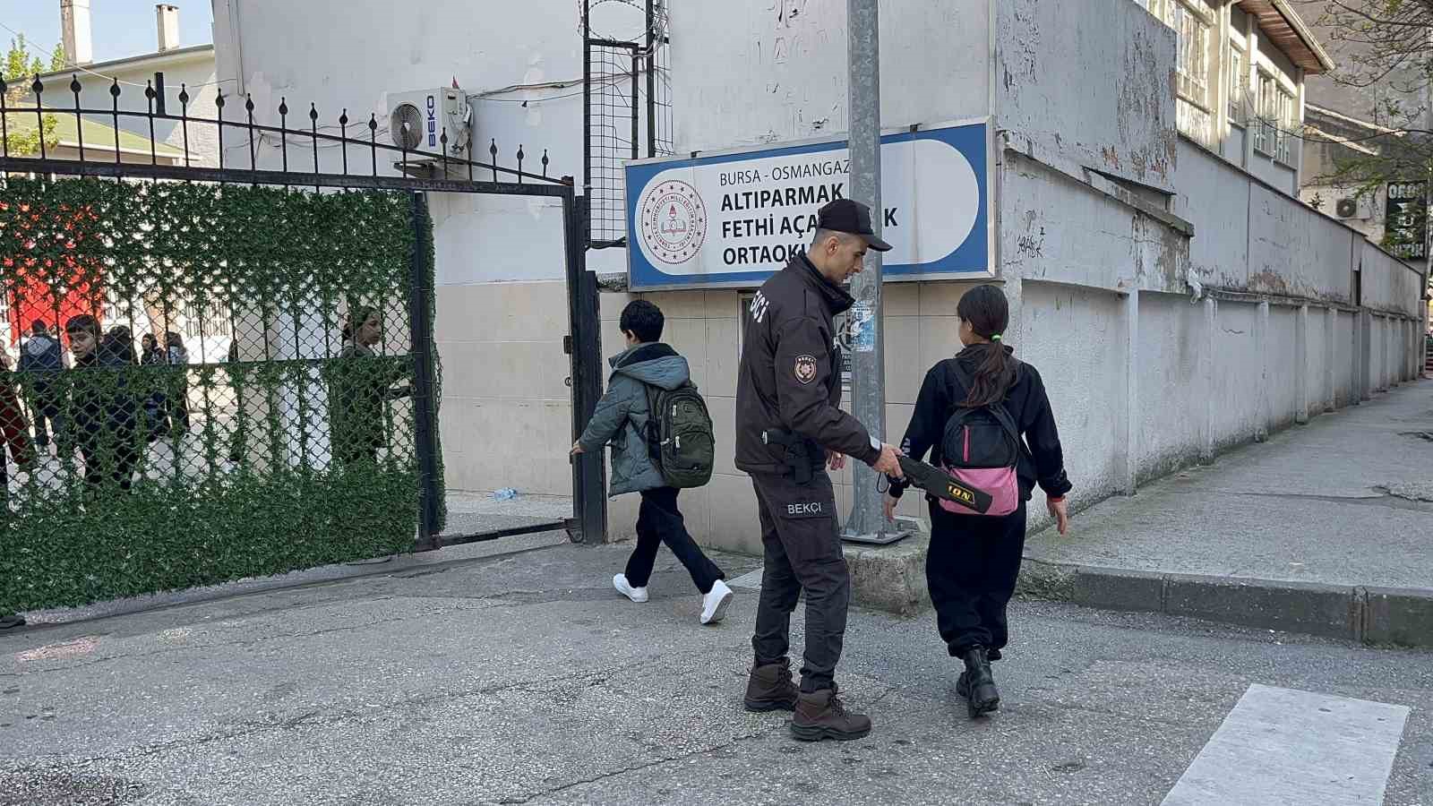 Bursa’da okullar daha güvenli...Her okula bekçi ve polis görevlendirildi
