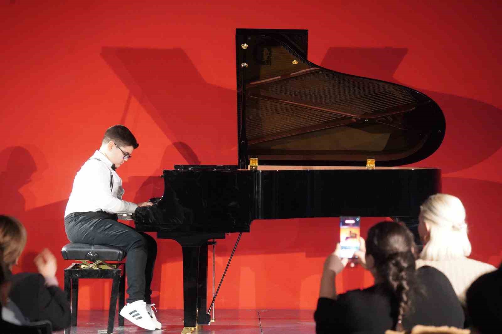 Bursa’da orman yangınlarına dikkat çeken piyano konseri verdiler
