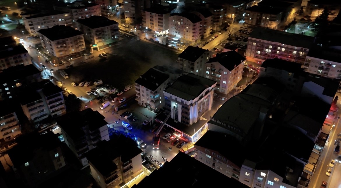 Bursa’da otel yangını kontrol altına alındı: 7 kişi yaralandı
Bursa’da otel yangını kontrol altına alındı: 7 kişi yaralandı