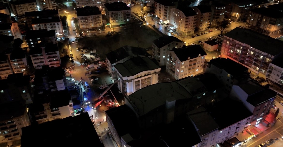 Bursa’da otel yangını kontrol altına alındı: 7 kişi yaralandı
Bursa’da otel yangını kontrol altına alındı: 7 kişi yaralandı