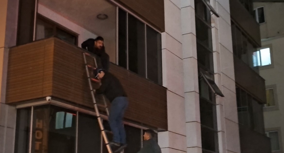 Bursa’da otel yangını kontrol altına alındı: 7 kişi yaralandı
Bursa’da otel yangını kontrol altına alındı: 7 kişi yaralandı