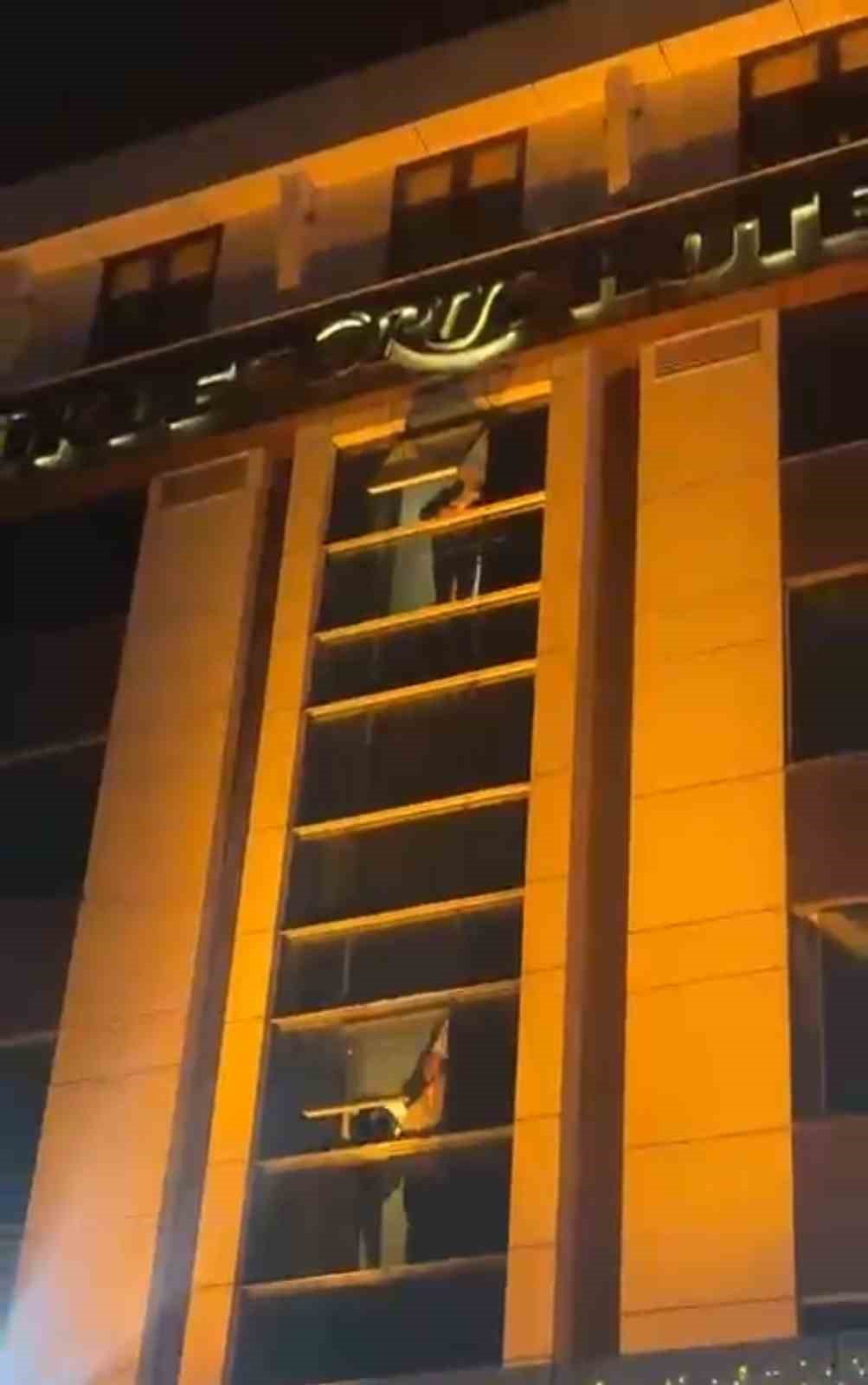 Bursa’da otel yangını kontrol altına alındı: 7 kişi yaralandı
Bursa’da otel yangını kontrol altına alındı: 7 kişi yaralandı