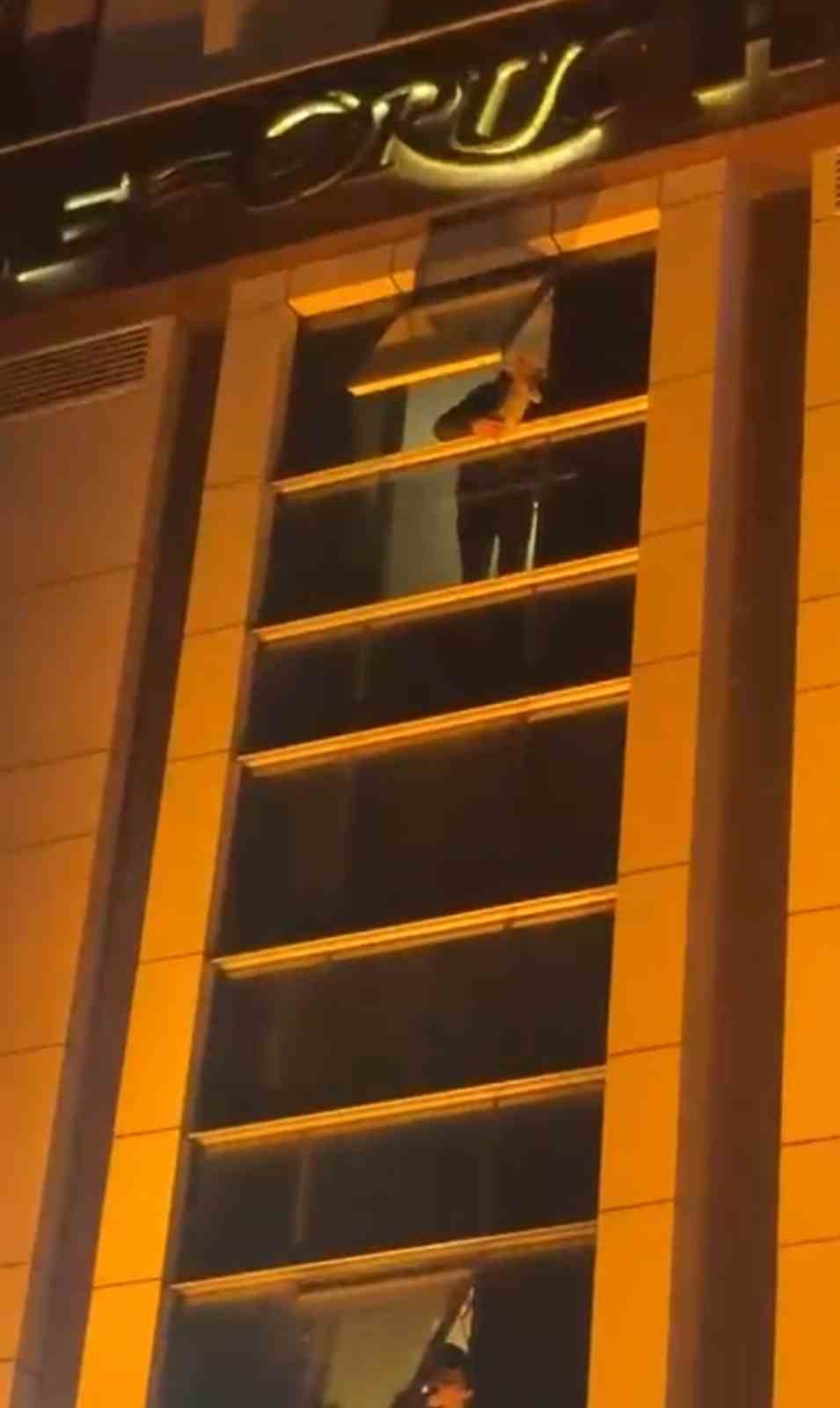 Bursa’da otel yangını kontrol altına alındı: 7 kişi yaralandı
Bursa’da otel yangını kontrol altına alındı: 7 kişi yaralandı