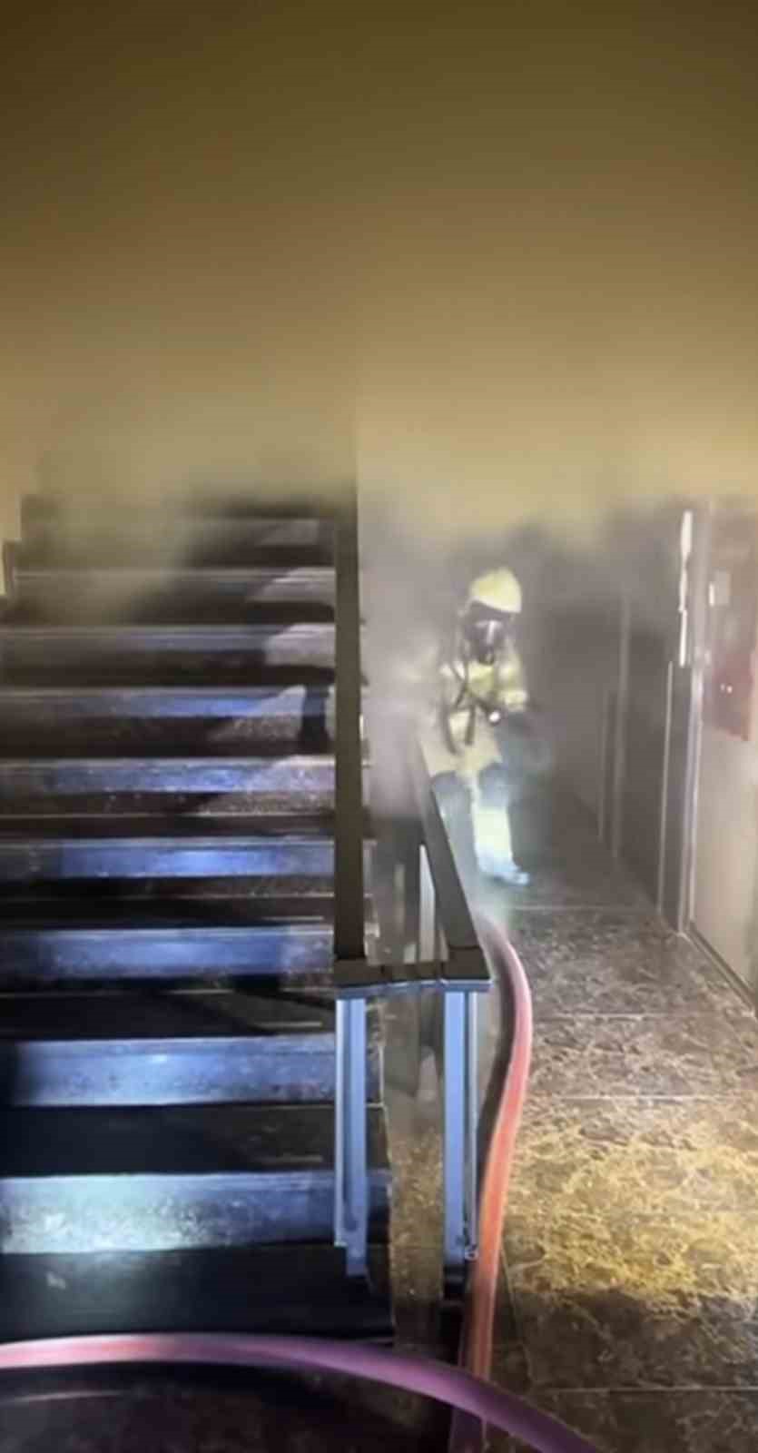 Bursa’da otel yangını kontrol altına alındı: 7 kişi yaralandı
Bursa’da otel yangını kontrol altına alındı: 7 kişi yaralandı