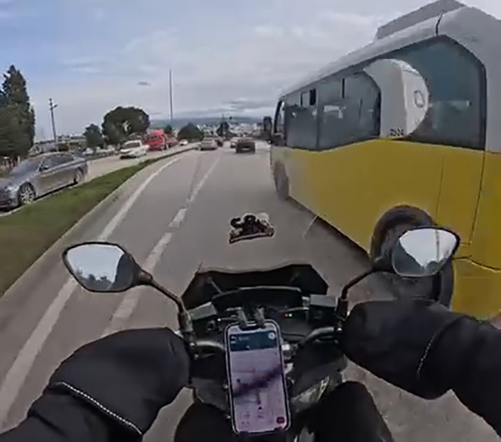 Bursa’da otobüs motosikletlinin önüne kırdı
