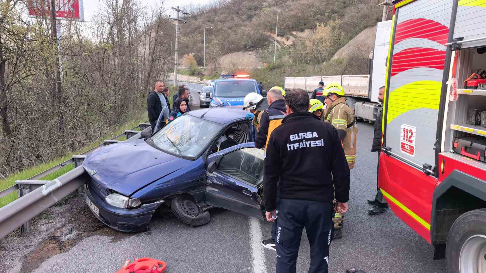 Bursa’da otomobil bariyerlere çarptı: 2 yaralı
