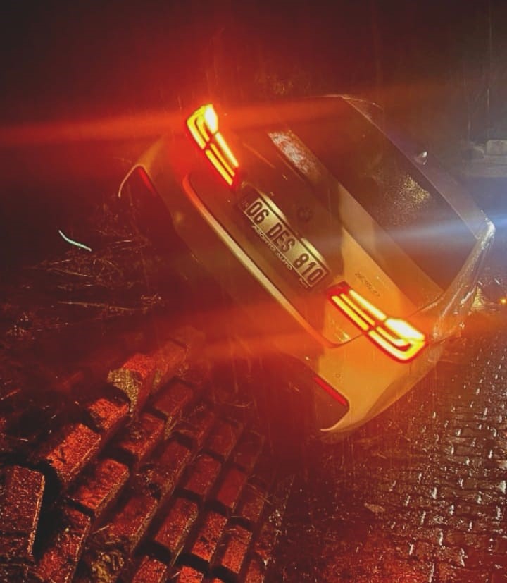 Bursa’da otomobil duvara çarptı: 2 yaralı
