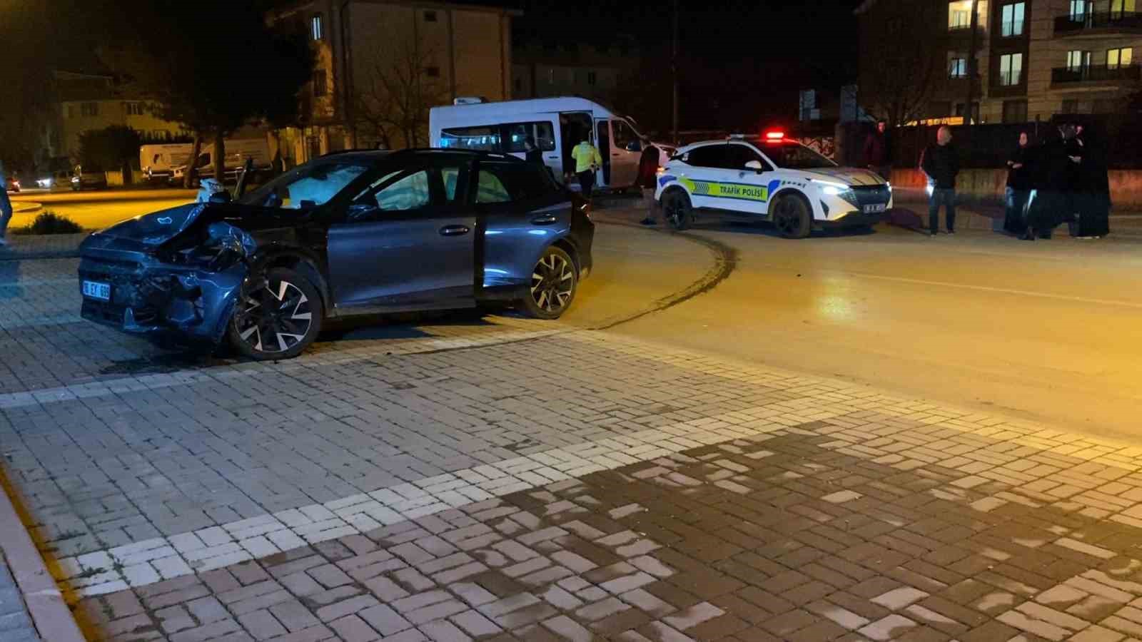 Bursa’da otomobil ile minibüs çarpıştı: 9 yaralı
