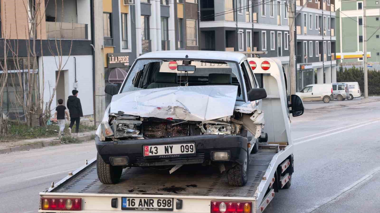 Bursa’da otomobil park halindeki tırın altına girdi: 1 yaralı
