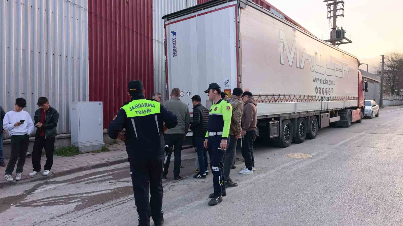 Bursa’da otomobil park halindeki tırın altına girdi: 1 yaralı
