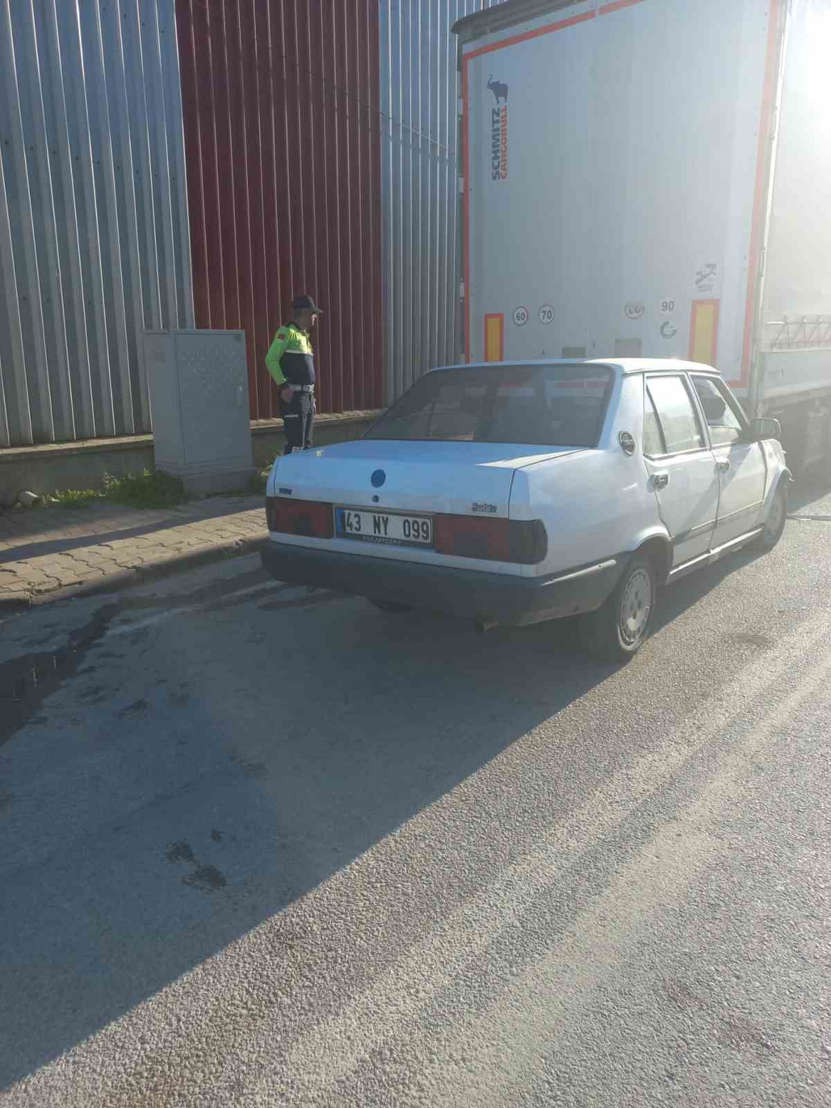 Bursa’da otomobil park halindeki tırın altına girdi: 1 yaralı
