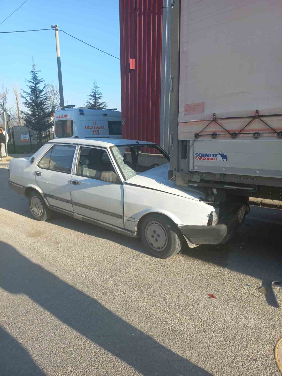 Bursa’da otomobil park halindeki tırın altına girdi: 1 yaralı
