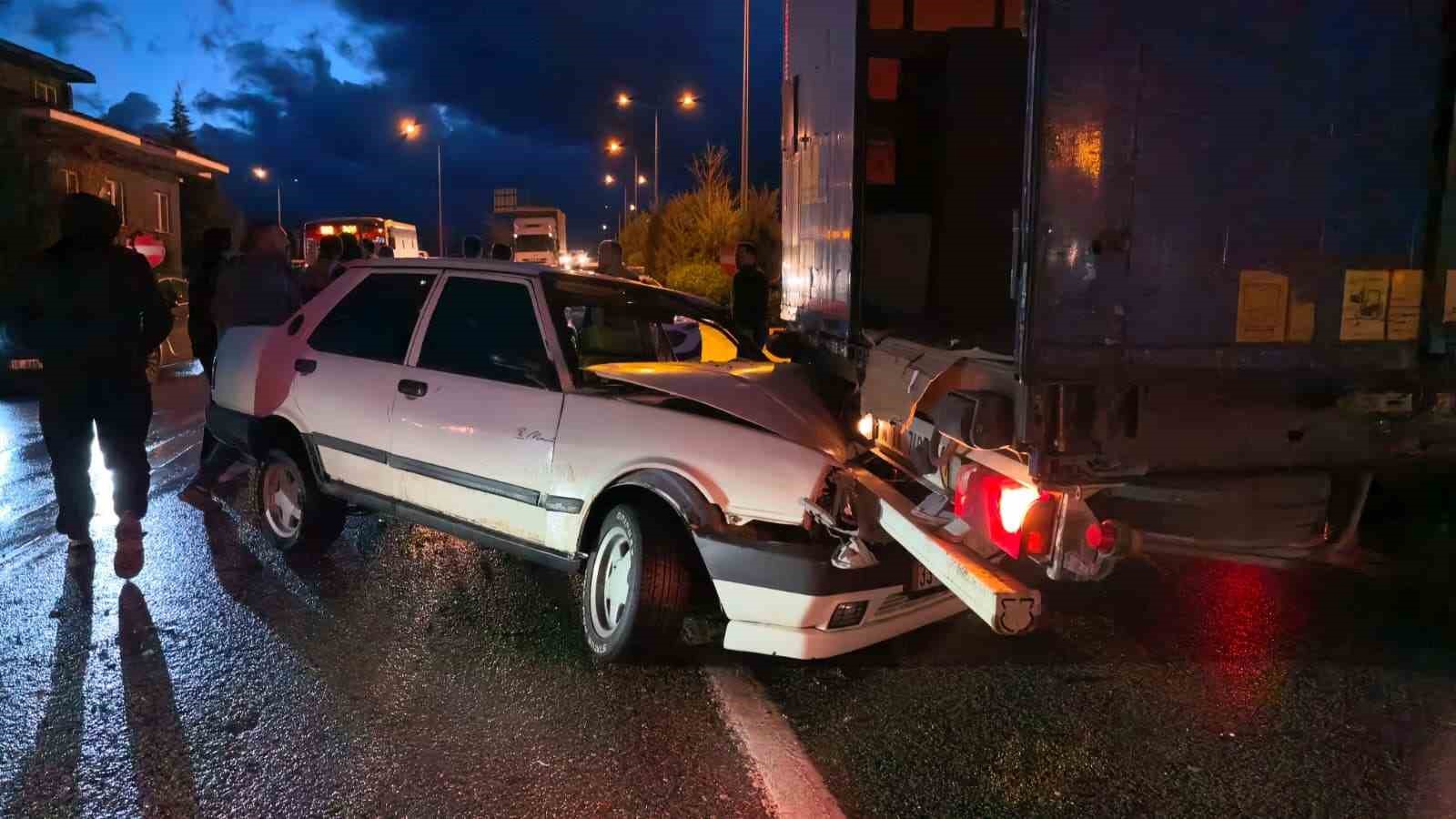 Bursa’da otomobil tıra çarptı: 1 yaralı
