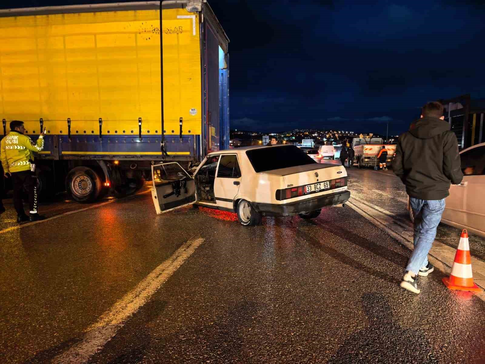 Bursa’da otomobil tıra çarptı: 1 yaralı
