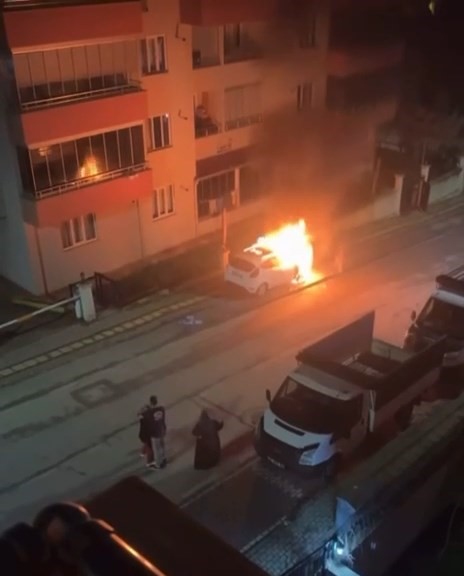 Bursa’da otomobiller alev topuna döndü
