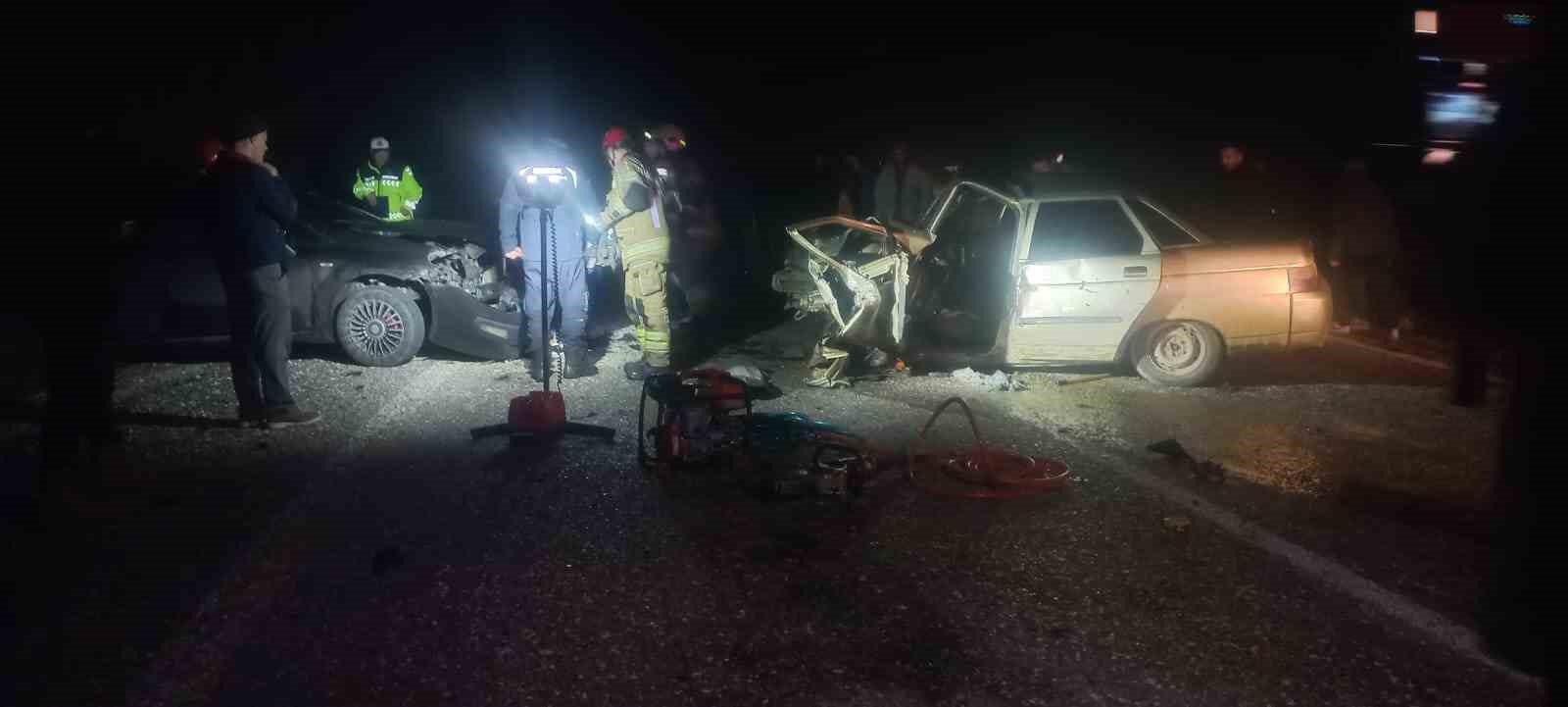 Bursa’da otomobiller kafa kafaya çarpıştı: 3 yaralı
