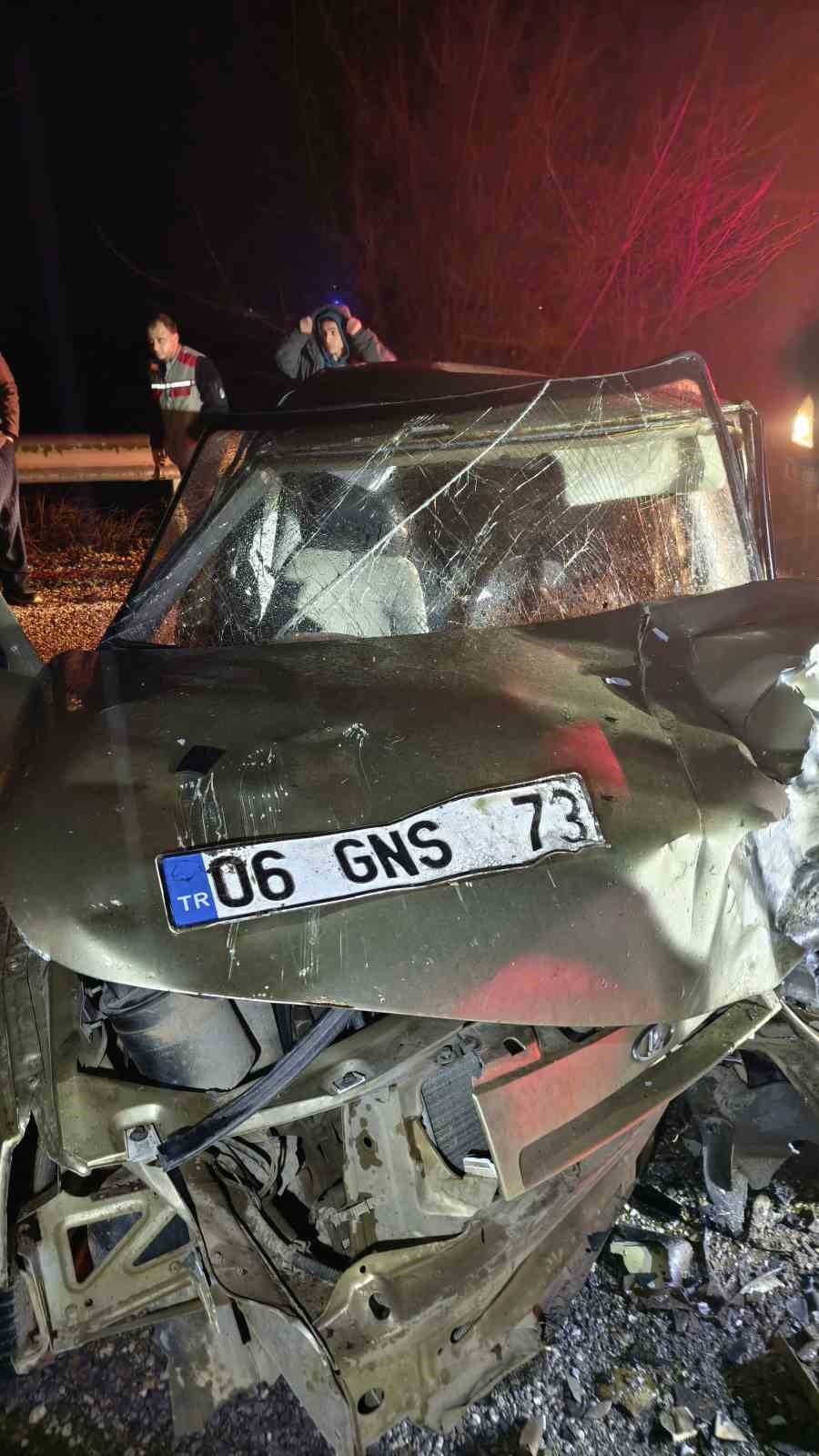 Bursa’da otomobiller kafa kafaya çarpıştı: 3 yaralı
