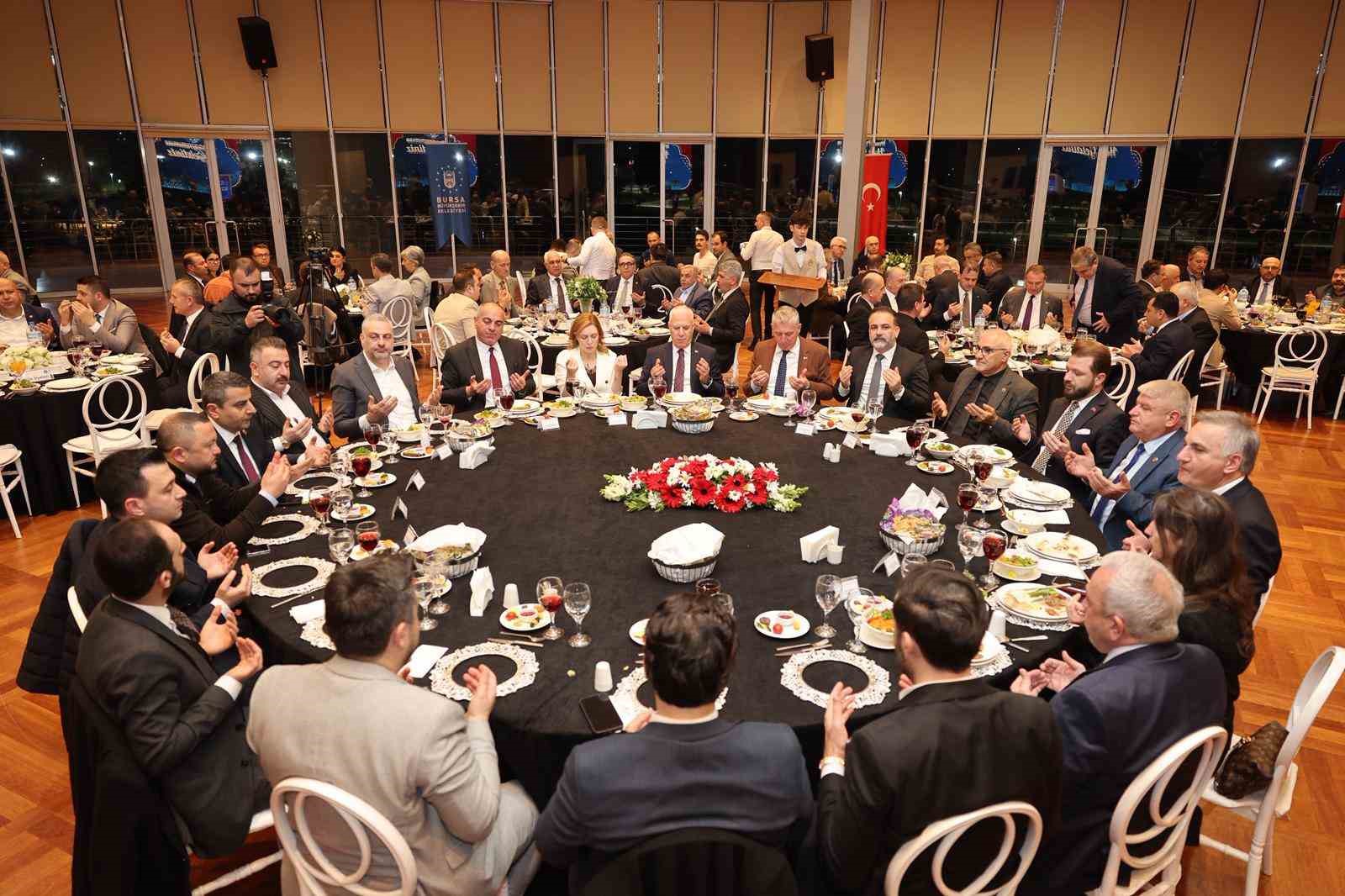 Bursa’da özlenen tablo...Mecliste su için tartıştılar, iftarda aynı sofrada buluştular
