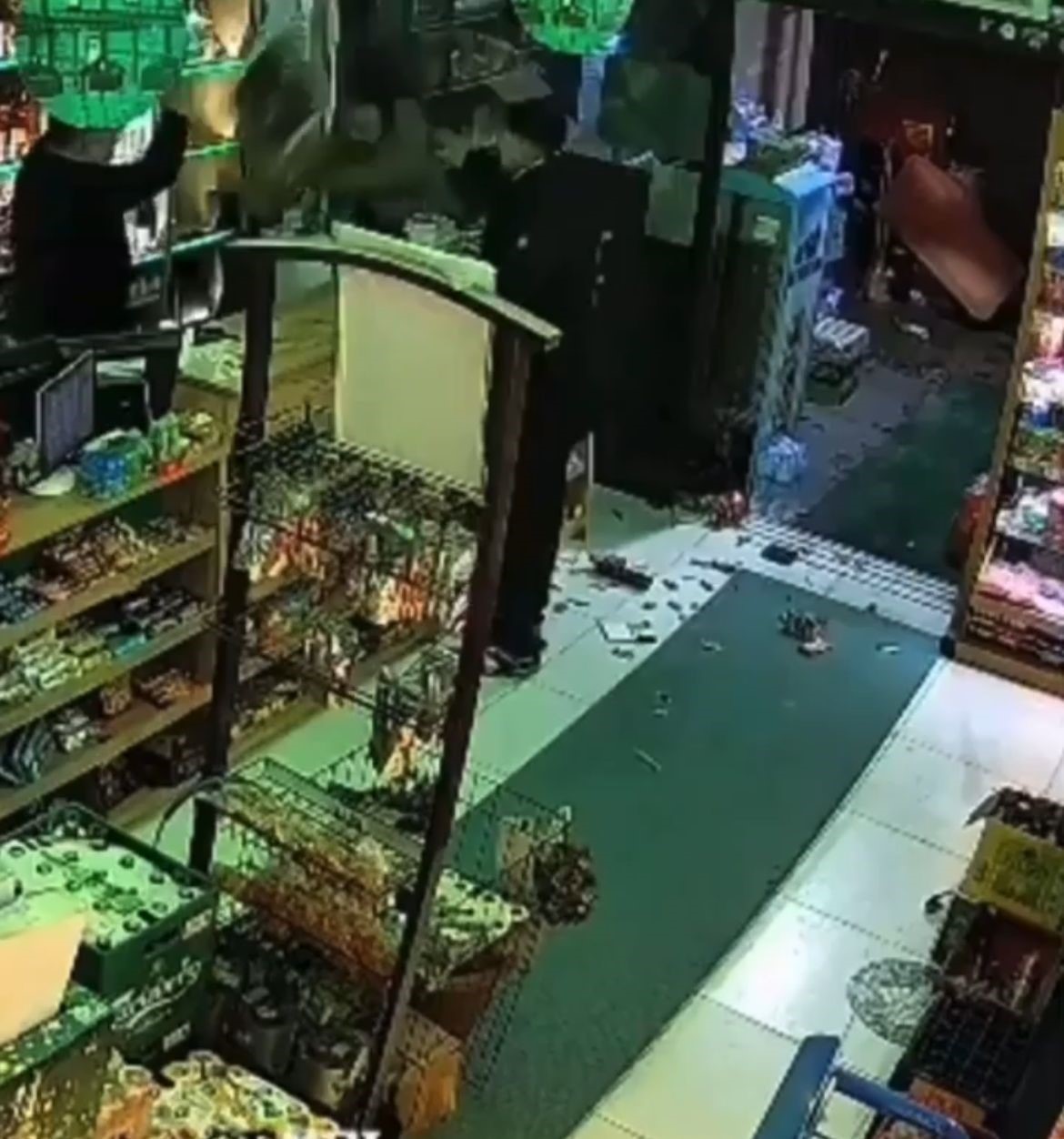 Bursa’da para üstü kavgası kamerada: Market savaş alanına döndü
