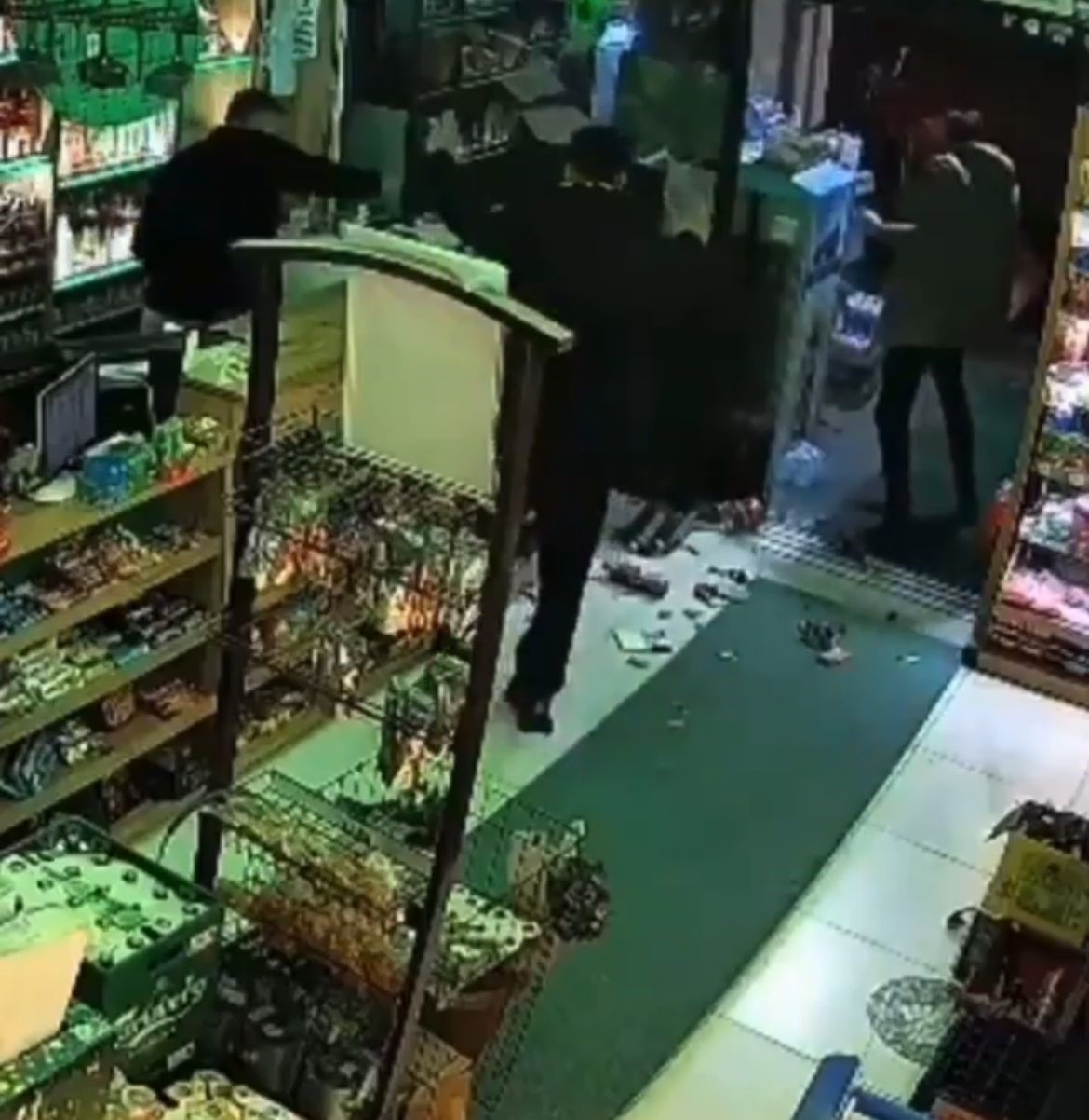 Bursa’da para üstü kavgası kamerada: Market savaş alanına döndü
